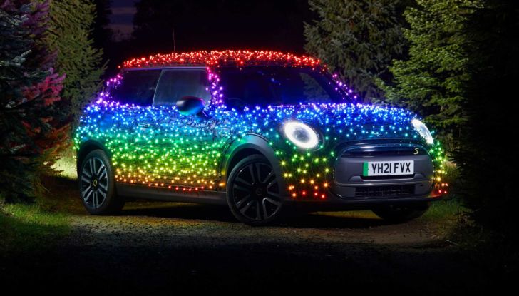 Mini Cooper SE: l’elettrica diventa un albero di Natale per beneficenza - Foto 1 di 9