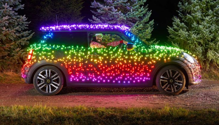 Mini Cooper SE: l’elettrica diventa un albero di Natale per beneficenza - Foto 8 di 9