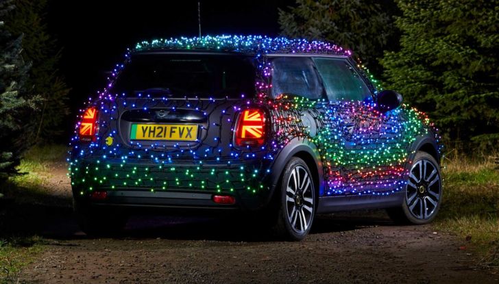 Mini Cooper SE: l’elettrica diventa un albero di Natale per beneficenza - Foto 9 di 9