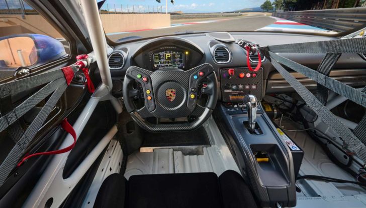 Lotta in famiglia: la Porsche 718 Cayman GT4 RS (anche Clubsport) sfida la 911 GT3! - Foto 22 di 23