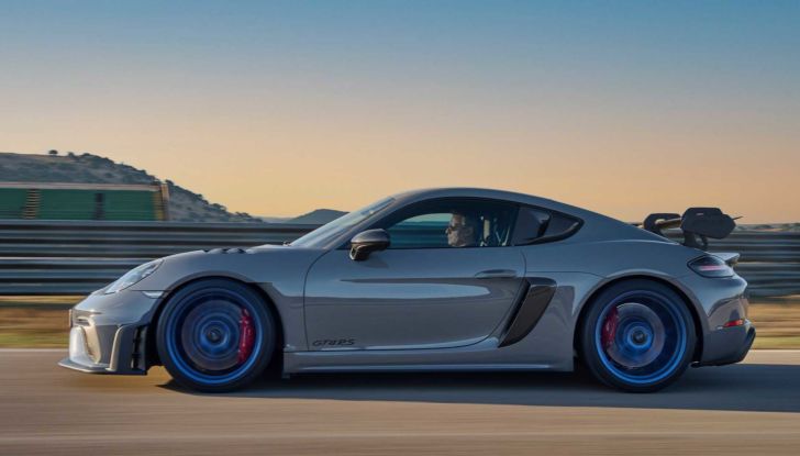 Lotta in famiglia: la Porsche 718 Cayman GT4 RS (anche Clubsport) sfida la 911 GT3! - Foto 5 di 23