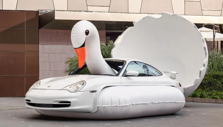 Porsche festeggia i 20 anni in Cina con una 996… a forma di cigno! - Foto 8 di 11