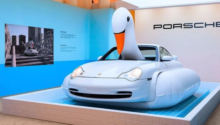 Porsche festeggia i 20 anni in Cina con una 996… a forma di cigno! - Foto 1 di 11