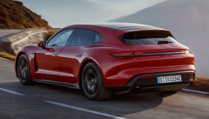 Porsche allarga la famiglia Taycan con la GTS da 598 cavalli e la Sport Turismo - Foto 4 di 8