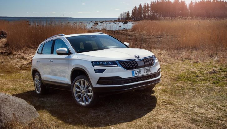 Skoda Karoq 2022: il restyling di metà carriera sarà presentato il 30 novembre - Foto 2 di 7