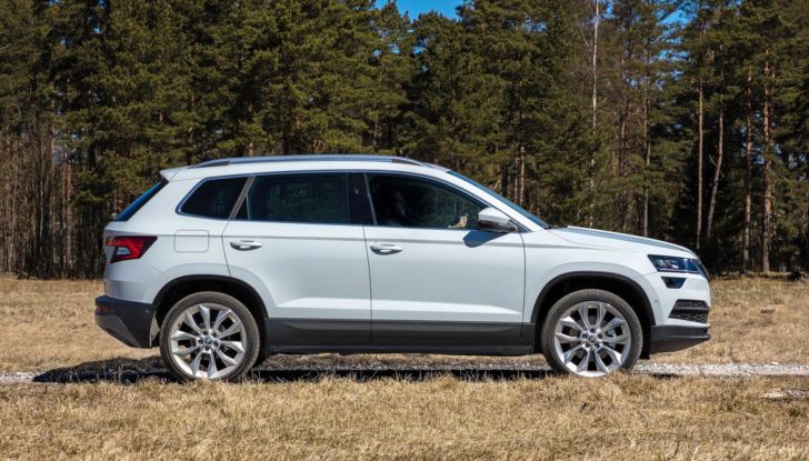 Skoda Karoq 2022: il restyling di metà carriera sarà presentato il 30 novembre - Foto 4 di 7