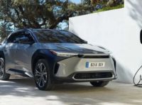 Toyota BZ4X: il SUV elettrico da 450 km di autonomia diventa “di serie”