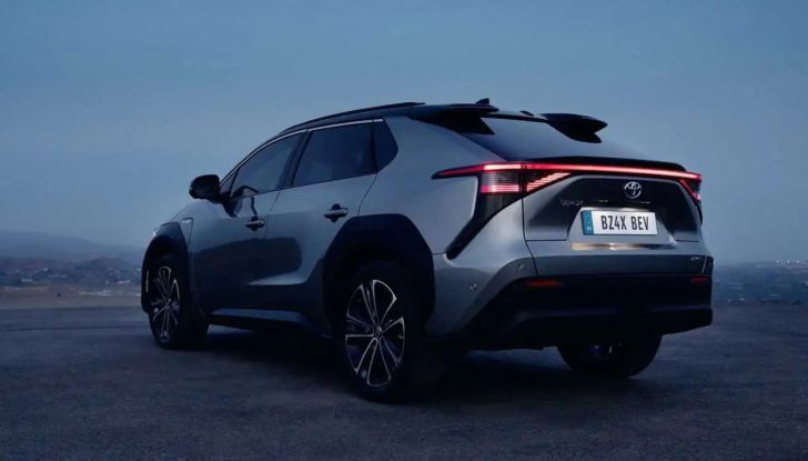 Toyota BZ4X: il SUV elettrico da 450 km di autonomia diventa “di serie” - Foto 6 di 12