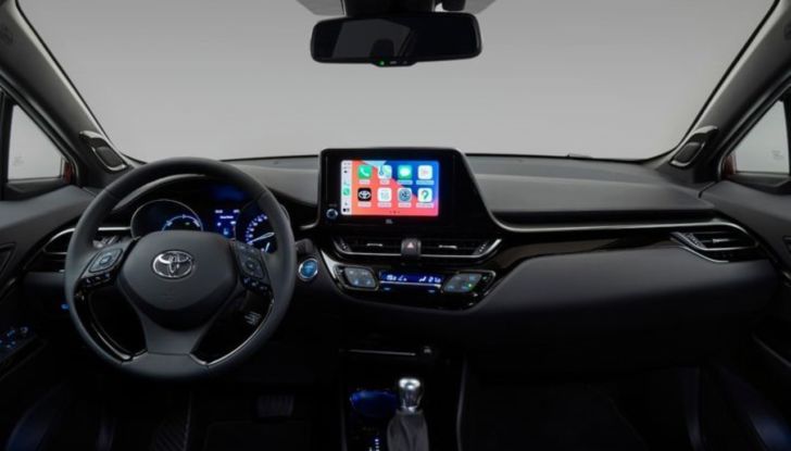 Toyota C-HR 2022: il restyling punta su un abitacolo ancora più digital - Foto 2 di 6