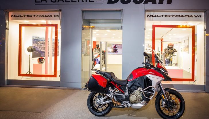 Parigi accoglie il primo pop-up store dedicato alla Ducati Multistrada V4 - Foto 1 di 9
