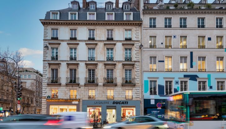 Parigi accoglie il primo pop-up store dedicato alla Ducati Multistrada V4 - Foto 8 di 9