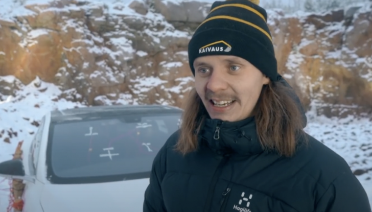 Gli chiedono 22.000 euro per cambiare la batteria della sua Tesla Model S. La fa esplodere - Foto 10 di 16