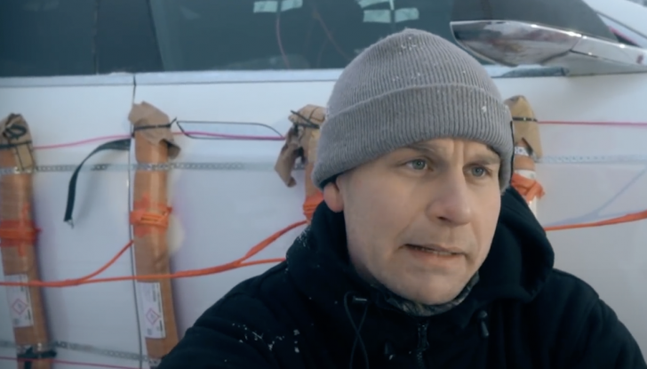 Gli chiedono 22.000 euro per cambiare la batteria della sua Tesla Model S. La fa esplodere - Foto 11 di 16