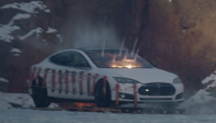 Gli chiedono 22.000 euro per cambiare la batteria della sua Tesla Model S. La fa esplodere - Foto 2 di 16