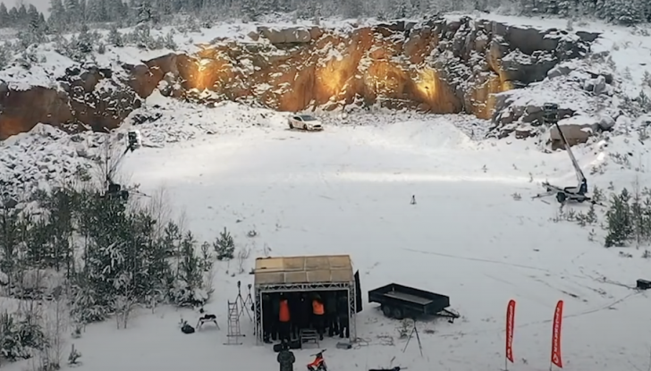 Gli chiedono 22.000 euro per cambiare la batteria della sua Tesla Model S. La fa esplodere - Foto 4 di 16