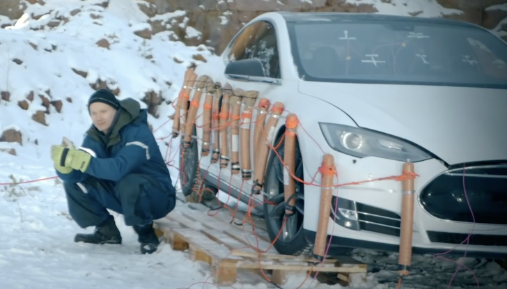 Gli chiedono 22.000 euro per cambiare la batteria della sua Tesla Model S. La fa esplodere - Foto 6 di 16