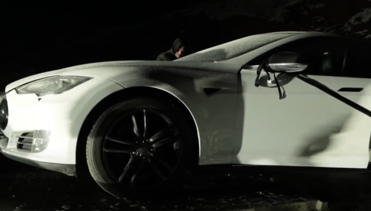 Gli chiedono 22.000 euro per cambiare la batteria della sua Tesla Model S. La fa esplodere - Foto 8 di 16