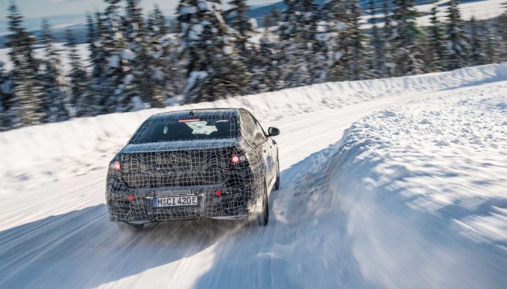 BMW i7: l’ammiraglia elettrica sfila tra le nevi della Svezia - Foto 10 di 16