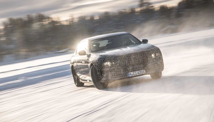 BMW i7: l’ammiraglia elettrica sfila tra le nevi della Svezia - Foto 14 di 16