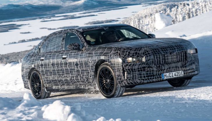 BMW i7: l’ammiraglia elettrica sfila tra le nevi della Svezia - Foto 2 di 16