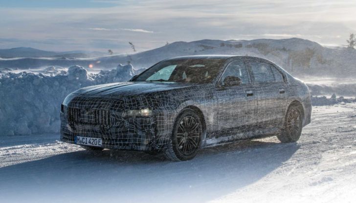 BMW i7: l’ammiraglia elettrica sfila tra le nevi della Svezia - Foto 3 di 16
