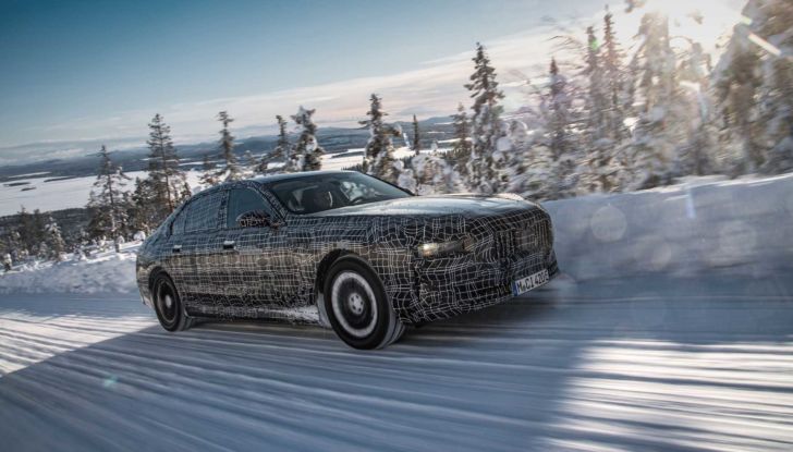 BMW i7: l’ammiraglia elettrica sfila tra le nevi della Svezia - Foto 4 di 16