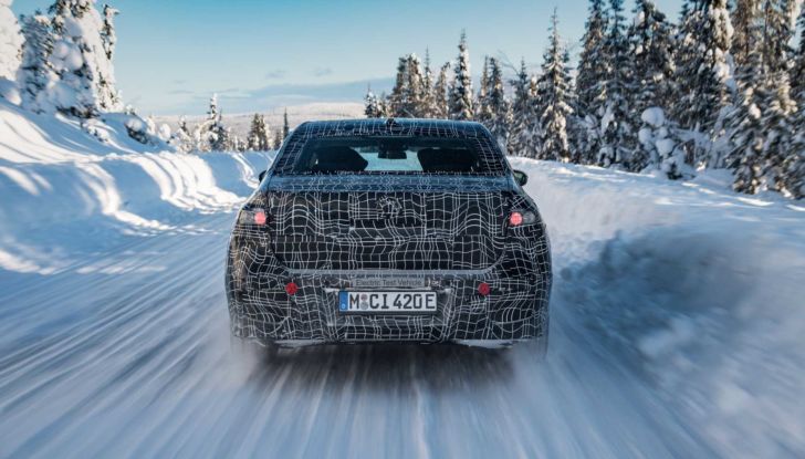 BMW i7: l’ammiraglia elettrica sfila tra le nevi della Svezia - Foto 7 di 16