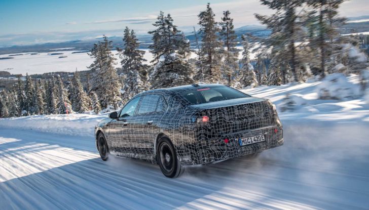 BMW i7: l’ammiraglia elettrica sfila tra le nevi della Svezia - Foto 9 di 16