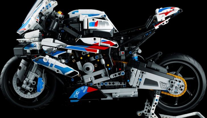 BMW M1000RR del Mondiale SBK, il modellino della due ruote in scala 1:5 - Foto 10 di 12