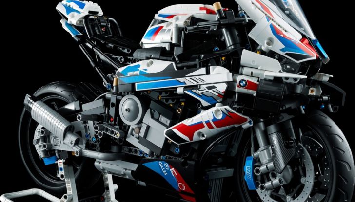 BMW M1000RR del Mondiale SBK, il modellino della due ruote in scala 1:5 - Foto 11 di 12
