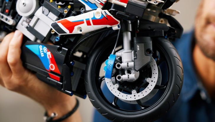 BMW M1000RR del Mondiale SBK, il modellino della due ruote in scala 1:5 - Foto 3 di 12