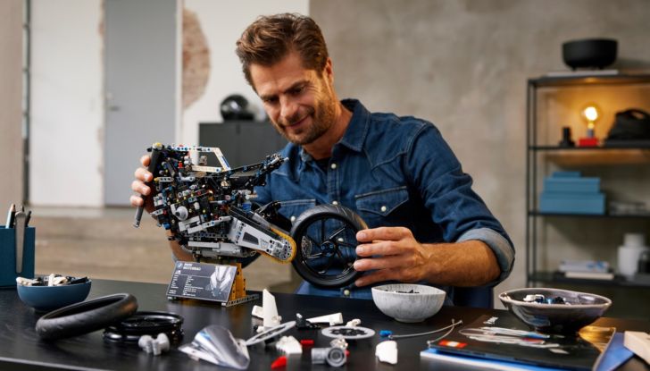 BMW M1000RR del Mondiale SBK, il modellino della due ruote in scala 1:5 - Foto 4 di 12