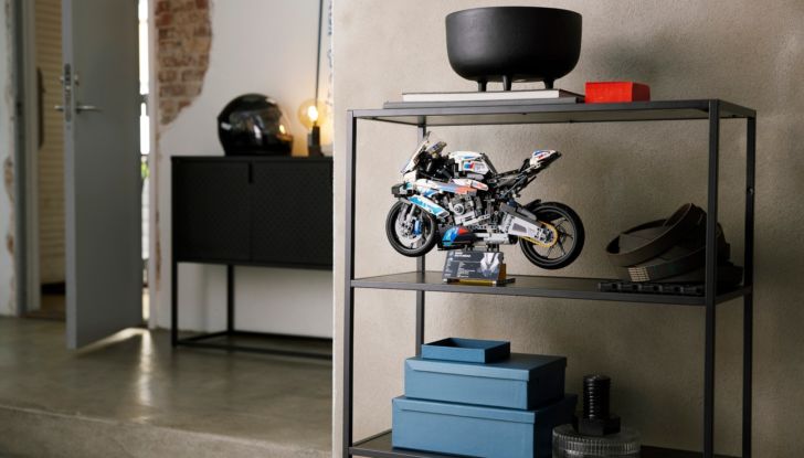 BMW M1000RR del Mondiale SBK, il modellino della due ruote in scala 1:5 - Foto 7 di 12