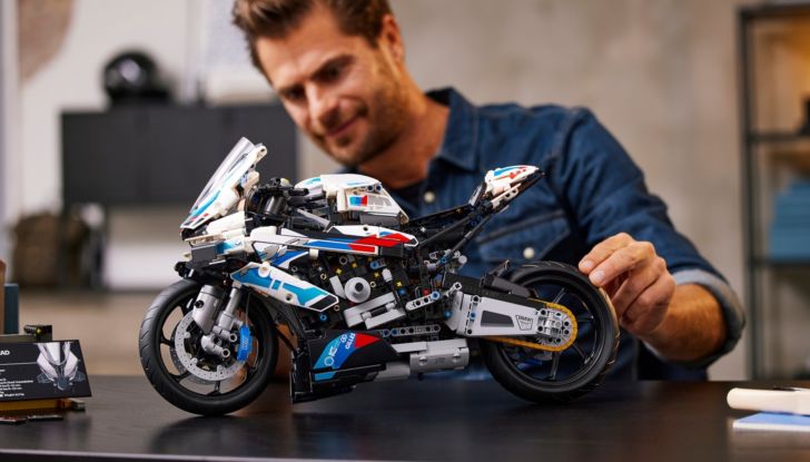 BMW M1000RR del Mondiale SBK, il modellino della due ruote in scala 1:5 - Foto 1 di 12