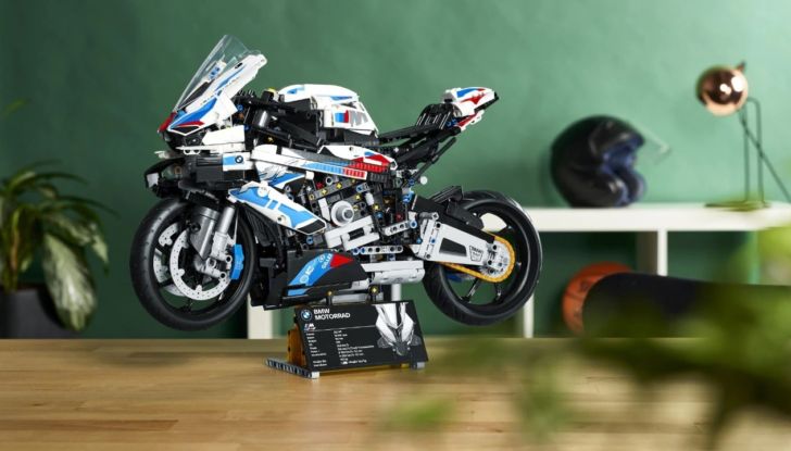 BMW M1000RR del Mondiale SBK, il modellino della due ruote in scala 1:5 - Foto 8 di 12