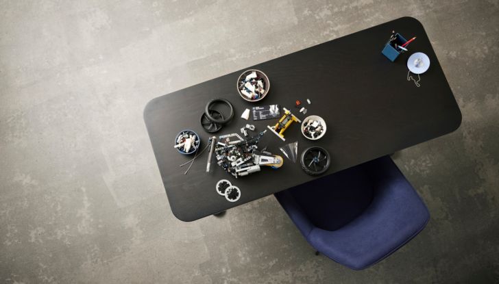 BMW M1000RR del Mondiale SBK, il modellino della due ruote in scala 1:5 - Foto 9 di 12