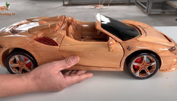 La Ferrari SF90 Spider diventa un modellino in legno… spettacolare! - Foto 3 di 6