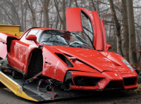 Ferrari Enzo vs albero: il finale è disastroso
