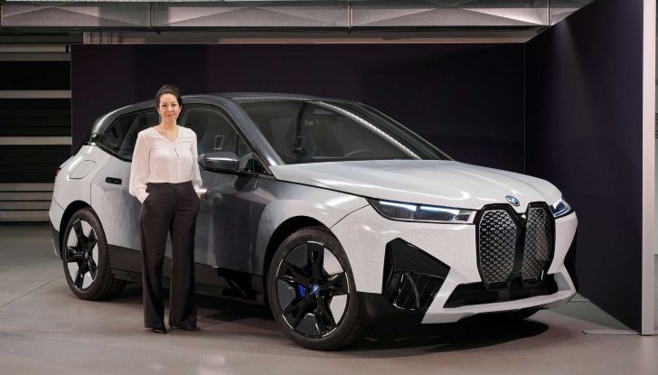 BMW iX Flow: il SUV elettrico cambia colore con un pulsante! - Foto 2 di 12