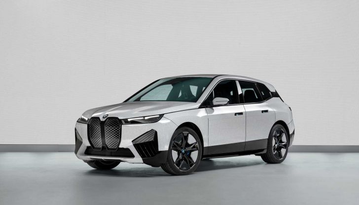 BMW iX Flow: il SUV elettrico cambia colore con un pulsante! - Foto 3 di 12