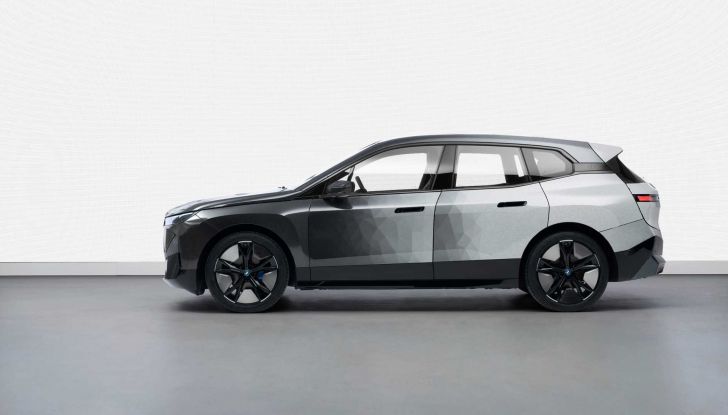 BMW iX Flow: il SUV elettrico cambia colore con un pulsante! - Foto 7 di 12