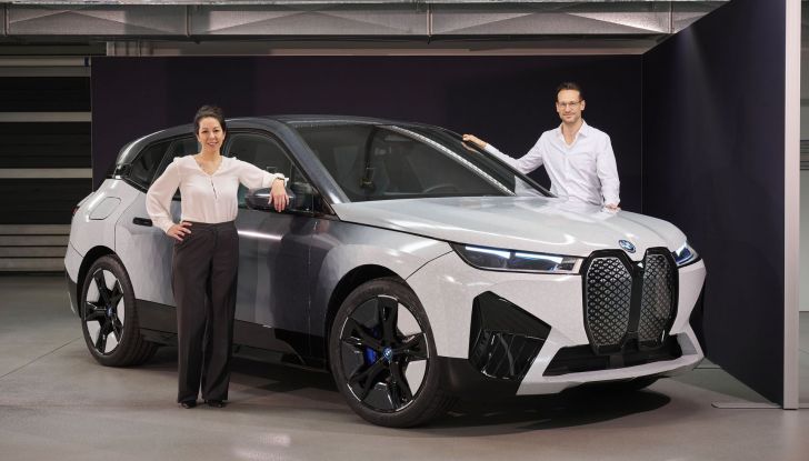 BMW iX Flow: il SUV elettrico cambia colore con un pulsante! - Foto 1 di 12