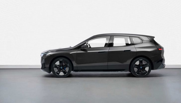 BMW iX Flow: il SUV elettrico cambia colore con un pulsante! - Foto 8 di 12
