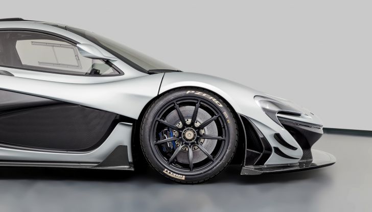 Il regalo più bello per un pilota? Una McLaren P1 GTR da usare in pista! - Foto 14 di 23