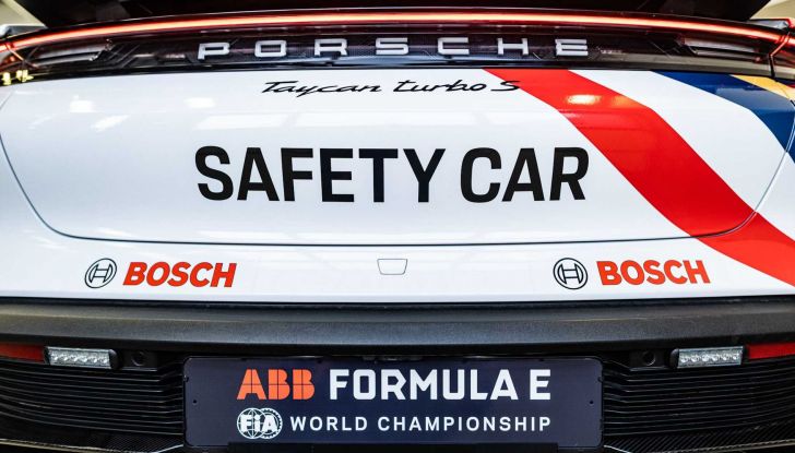 La Formula E accoglie la sua nuova safety car: la Porsche Taycan Turbo S! - Foto 9 di 14
