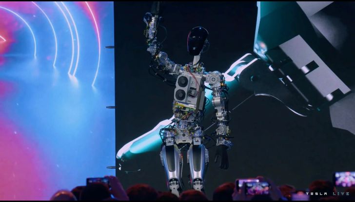 La priorità di Tesla? Il robot Optimus: sarà più importante delle auto! - Foto 2 di 11