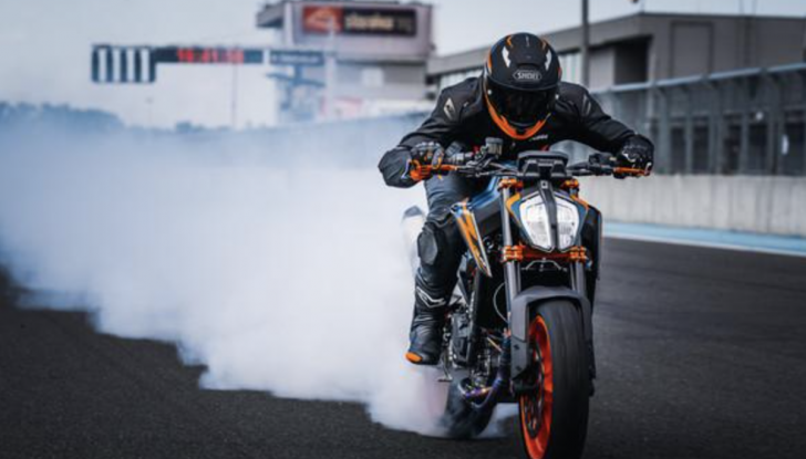 KTM 890 Duke R: arriva la versione 2022 - Foto 11 di 11
