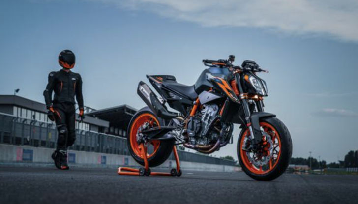 KTM 890 Duke R: arriva la versione 2022 - Foto 2 di 11