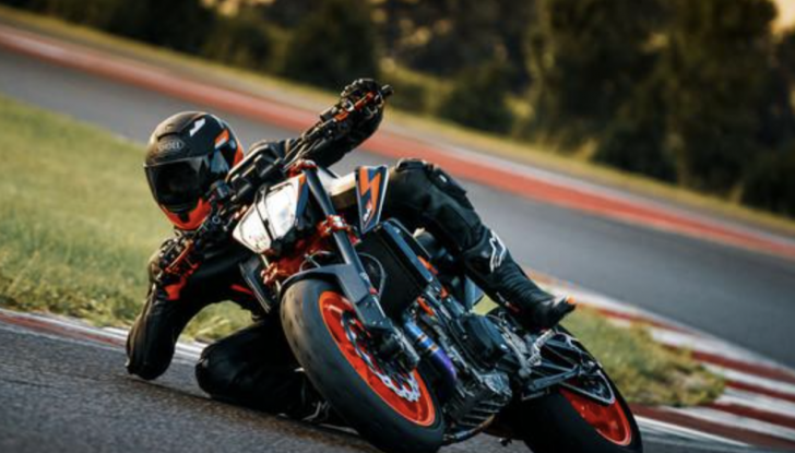 KTM 890 Duke R: arriva la versione 2022 - Foto 8 di 11