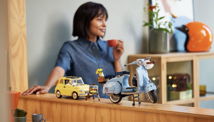 LEGO celebra Vespa, lo scooter più famoso del mondo - Foto 1 di 11